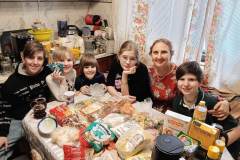 Более 150 кг гуманитарной помощи социальная служба храма Рождества Христова в Черневе передала многодетным семьям Южного Бутово в марте 2026