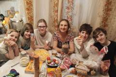 1 - Социальная служба храма Рождества Христова в Черневе передала пасхальные подарки в многодетные семьи