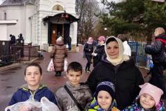 2 - Социальная служба храма Рождества Христова в Черневе передала пасхальные подарки в многодетные семьи