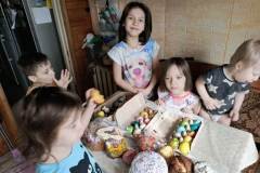 5 - Социальная служба храма Рождества Христова в Черневе передала пасхальные подарки в многодетные семьи