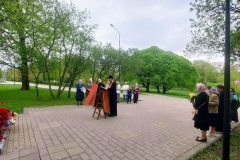 1 8 и 9 мая 2026 года в храме Рождества Христова в Черневе прошли благодарственные молебны у мемориала. Настоятели протоиерей Николай Улович и иерей Николай Головинов совершили поминовение воинов. Прихожане возложили цветы.