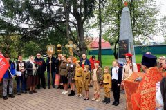 10 8 и 9 мая 2026 года в храме Рождества Христова в Черневе прошли благодарственные молебны у мемориала. Настоятели протоиерей Николай Улович и иерей Николай Головинов совершили поминовение воинов. Прихожане возложили цветы.