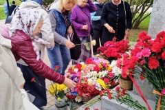 2 8 и 9 мая 2026 года в храме Рождества Христова в Черневе прошли благодарственные молебны у мемориала. Настоятели протоиерей Николай Улович и иерей Николай Головинов совершили поминовение воинов. Прихожане возложили цветы.