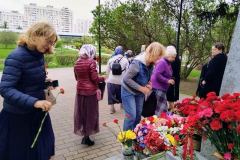 3 8 и 9 мая 2026 года в храме Рождества Христова в Черневе прошли благодарственные молебны у мемориала. Настоятели протоиерей Николай Улович и иерей Николай Головинов совершили поминовение воинов. Прихожане возложили цветы.