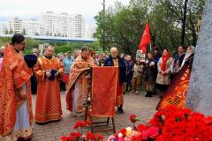 5 8 и 9 мая 2026 года в храме Рождества Христова в Черневе прошли благодарственные молебны у мемориала. Настоятели протоиерей Николай Улович и иерей Николай Головинов совершили поминовение воинов. Прихожане возложили цветы.