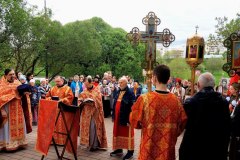 6 8 и 9 мая 2026 года в храме Рождества Христова в Черневе прошли благодарственные молебны у мемориала. Настоятели протоиерей Николай Улович и иерей Николай Головинов совершили поминовение воинов. Прихожане возложили цветы.