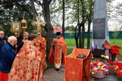 8 8 и 9 мая 2026 года в храме Рождества Христова в Черневе прошли благодарственные молебны у мемориала. Настоятели протоиерей Николай Улович и иерей Николай Головинов совершили поминовение воинов. Прихожане возложили цветы.
