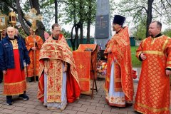 9 8 и 9 мая 2026 года в храме Рождества Христова в Черневе прошли благодарственные молебны у мемориала. Настоятели протоиерей Николай Улович и иерей Николай Головинов совершили поминовение воинов. Прихожане возложили цветы.