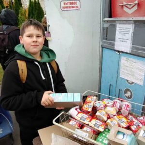 В ноябре 2023 года по благословению настоятеля храма Рождества Христова в Черневе протоиерея Николая Уловича нуждающимся семьям раздали порядка 1,5 тонны молочной продукции.