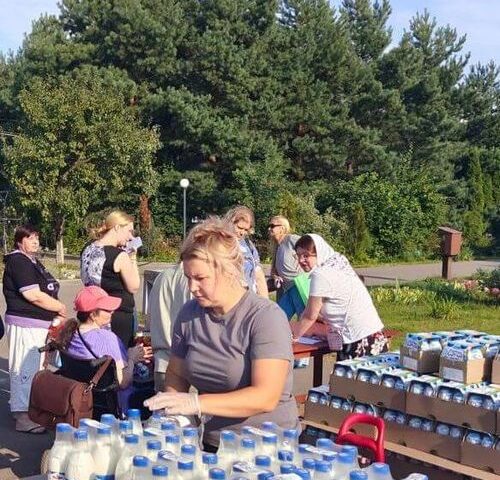 В храме Рождества Христова в Черневе подопечным семьям передали благотворительную помощь