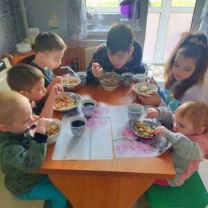 Подопечным семьям передали благотворительную помощь