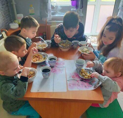 Подопечным семьям передали благотворительную помощь