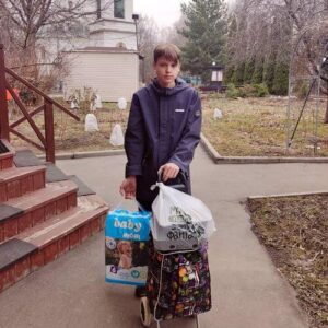 Социальная служба храма передала более 200 кг благотворительной помощи многодетным семьям в марте 2025 года