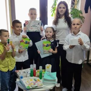 Социальная служба передала благотворительную помощь к школе многодетным семьям