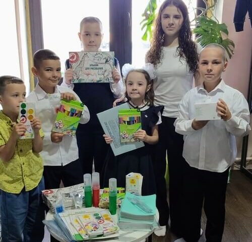 Социальная служба передала благотворительную помощь к школе многодетным семьям