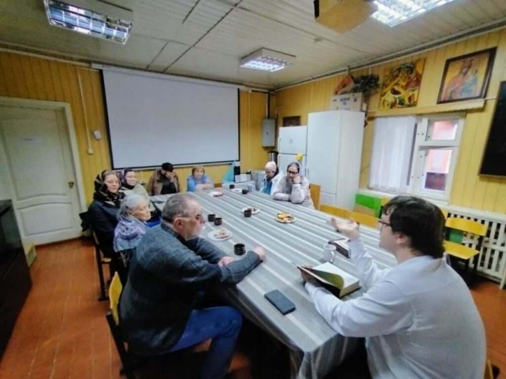 7 декабря 2025 года, в Неделю 26-ю по Пятидесятнице, попразднство Введения во храм Пресвятой Богородицы, память великомученицы Екатерины, в Просветительском центре храма Рождества Христова в Черневе г. Москвы состоялась вводная лекция по изучению Священного Писания.

Занятие провел катехизатор храма Вадим П.

Священное Писание является главным источником знаний о Боге и руководством в жизни для каждого христианина, поэтому Его изучение обязательно!

О дате следующего занятия будет сообщено во всех чатах храма