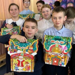 Социальная служба храма передала рождественские подарки в детский приют и подопечным семьям