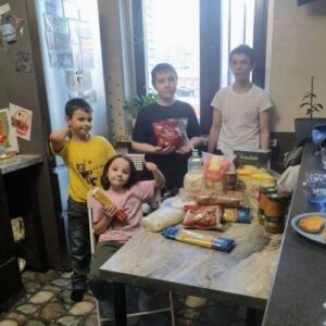 Социальная служба храма Рождества Христова в Черневе передала благотворительную помощь многодетным семьям.